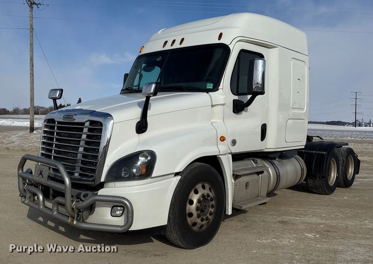 2015 Freightliner Cascadia semi truck - ER0391