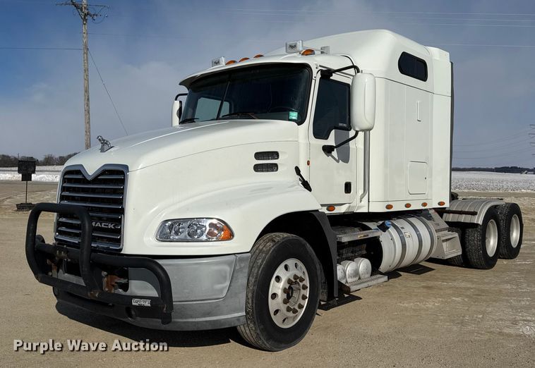 2015 Mack CXU613 semi truck - ER0392