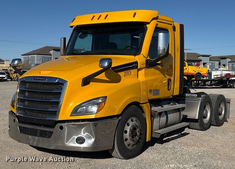 2021 Freightliner Cascadia 126 semi truck - ES5704