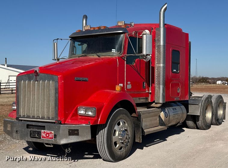 2011 Kenworth T800 semi truck - ES5720