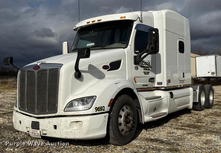 2018 Peterbilt 579 semi truck - ET4368