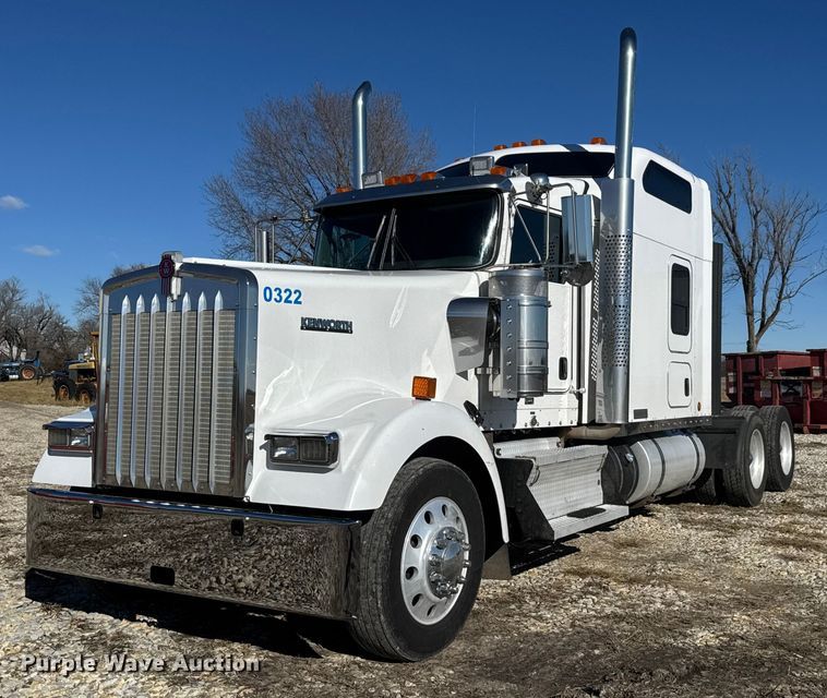 2014 Kenworth W900 semi truck - ET4372