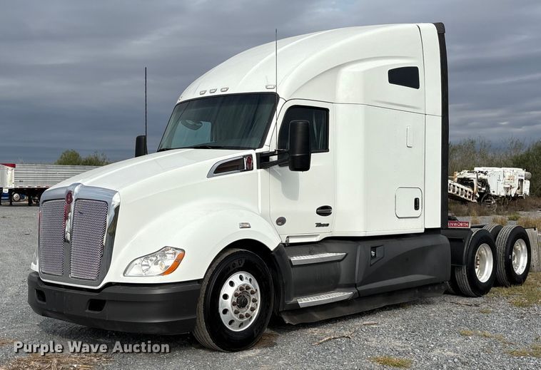 2022 Kenworth T680 semi truck - EU7066