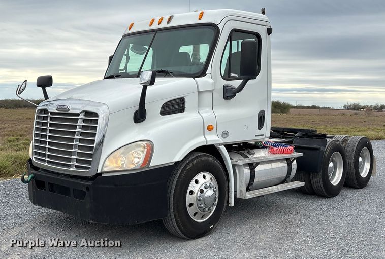 2010 Freightliner Cascadia semi truck - EU7090