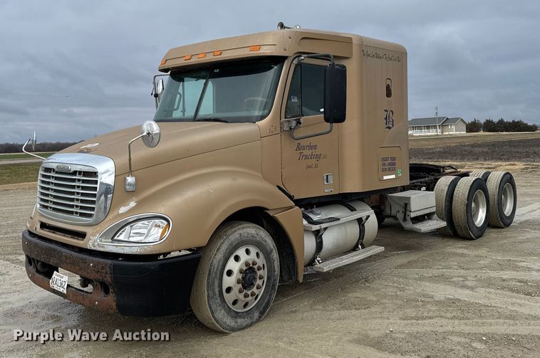 2003 Freightliner Columbia 120 semi truck - FB0492