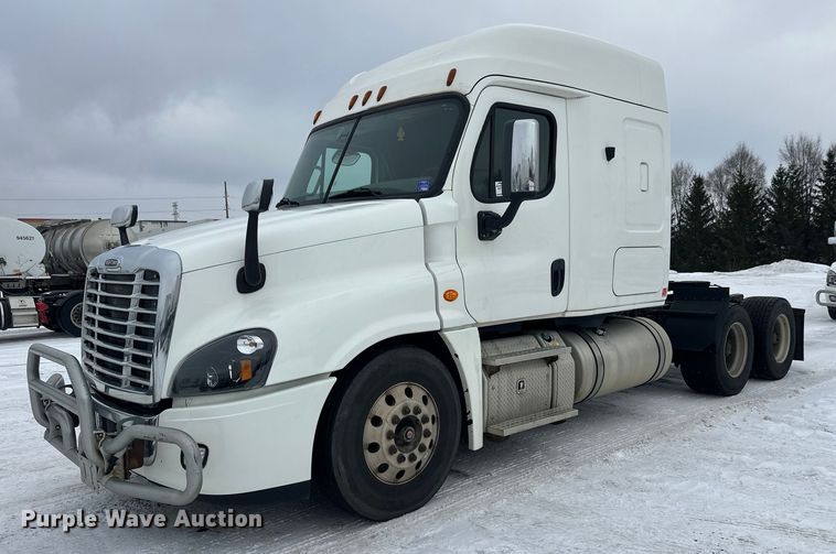 2015 Freightliner Cascadia  semi truck - FK1557