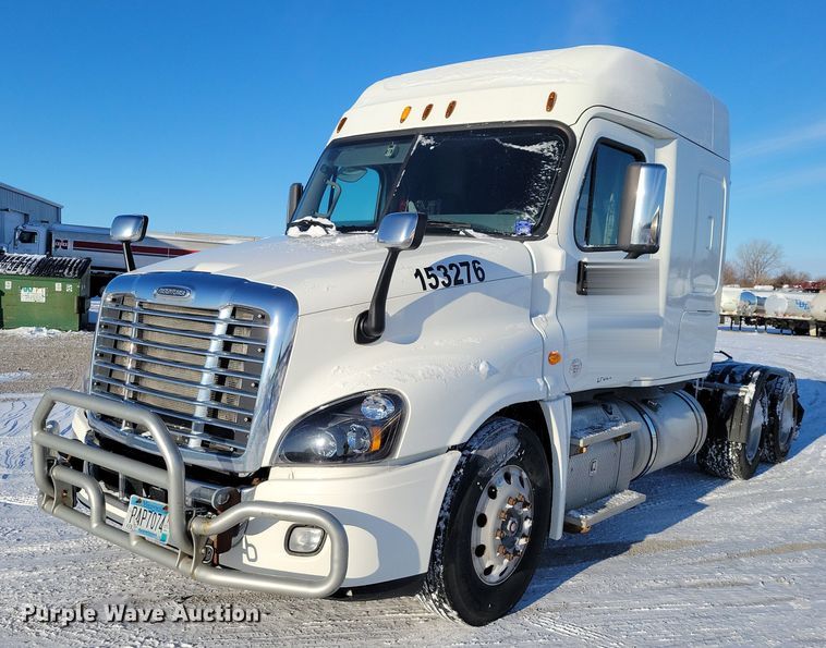 2015 Freightliner Cascadia semi truck - NO9926