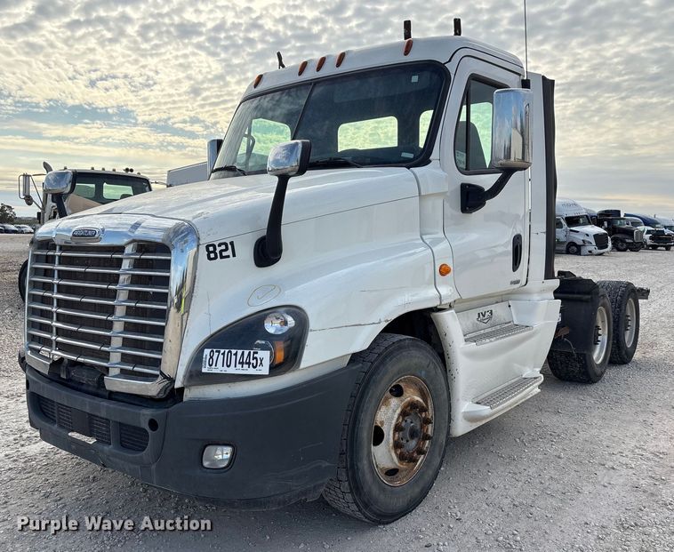 2017 Freightliner Cascadia semi truck - YA1363
