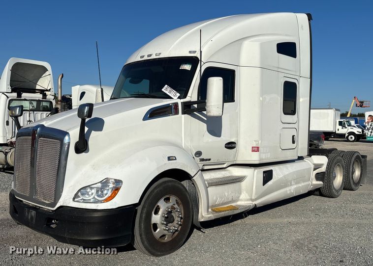 2020 Kenworth T680 semi truck - YA1438