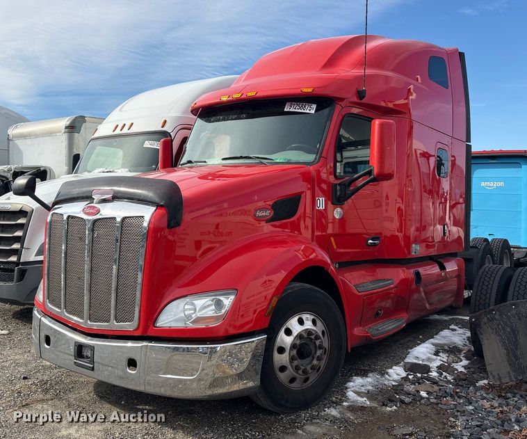 2020 Peterbilt 579 semi truck - YA1475