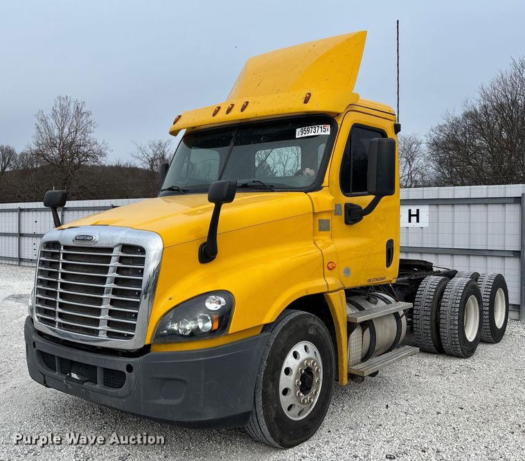 2016 Freightliner Cascadia 125 semi truck - YA1749