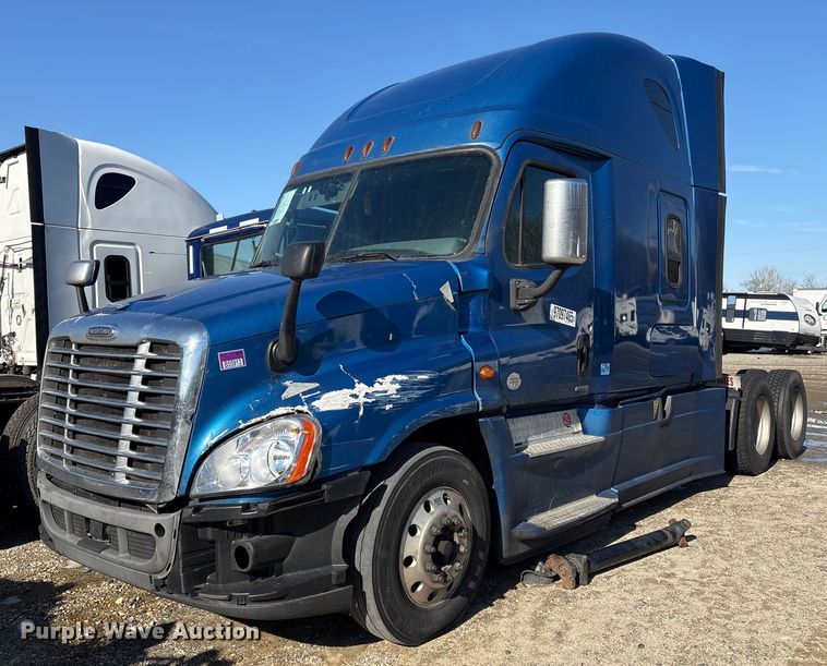 2017 Freightliner Cascadia semi truck - YA1782