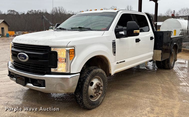 2017 Ford F350 Super Duty Crew Cab flatbed pickup truck - DR2840