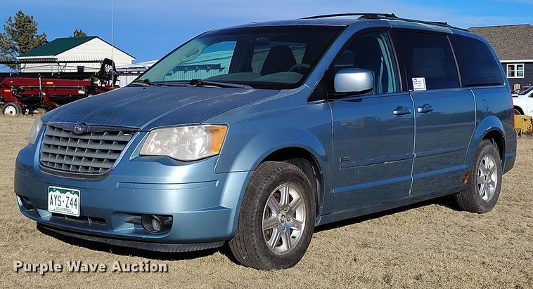 2008 Chrysler Town&Country van - DT0842
