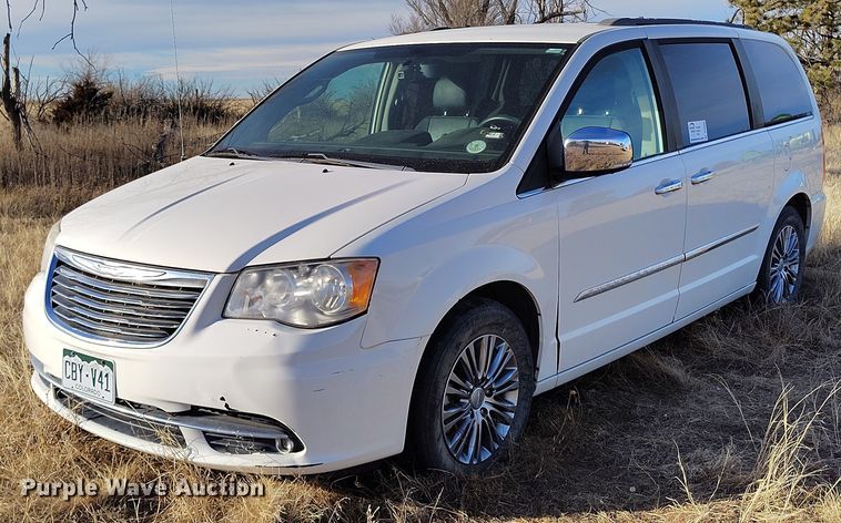 2013 Chrysler Town&Country van - DT0844