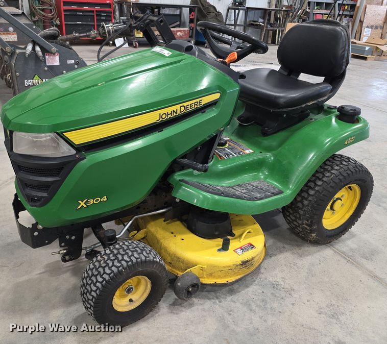2014 John Deere X304 lawn mower - DZ3805