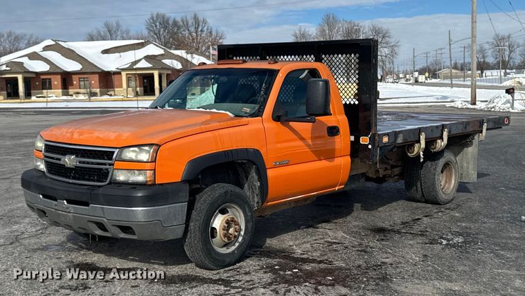 2007 Chevrolet Silverado 3500HD flatbed pickup truck - EA2314