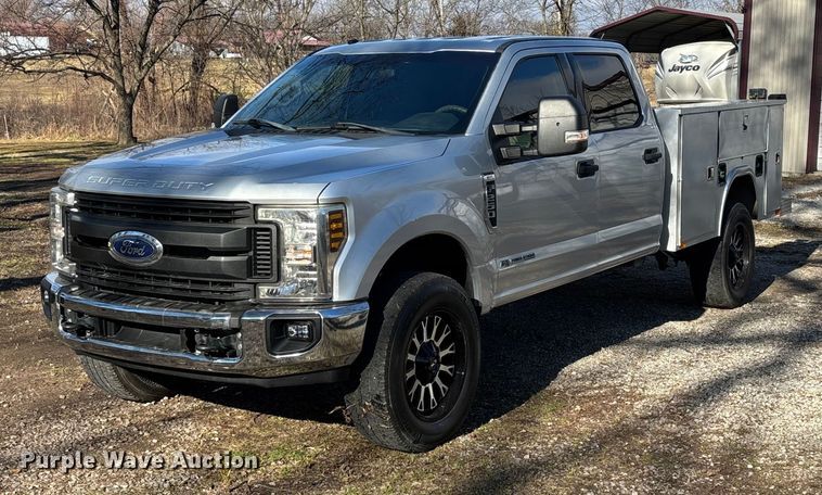 2019 Ford F250 Super Duty Crew Cab utility bed pickup truck - ED2470