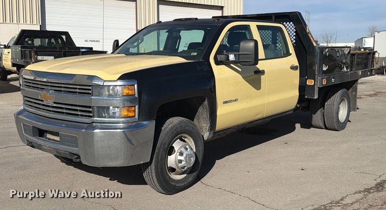 2015 Chevrolet Silverado 3500HD Crew Cab flatbed pickup truck - ED5096