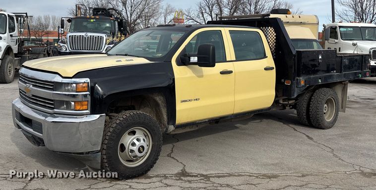 2016 Chevrolet Silverado 3500HD Crew Cab flatbed pickup truck - ED5103