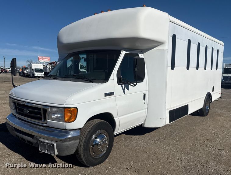 2007 Ford E450 Super Duty shuttle bus - EG1973