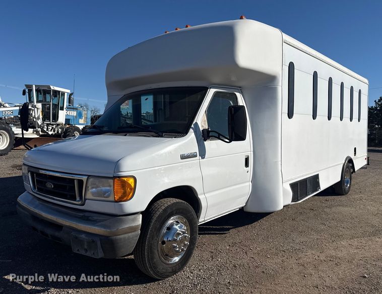 2007 Ford E450 Super Duty shuttle bus - EG1994