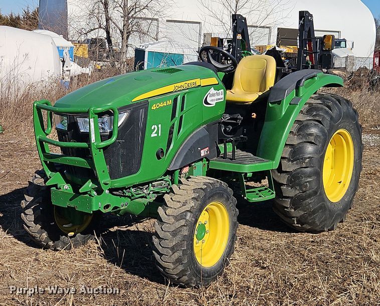 2021 John Deere 4044M MFWD tractor - EO4936