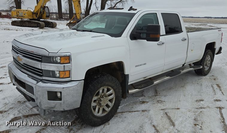 2016 Chevrolet Silverado 3500HD Crew Cab pickup truck - ES2828