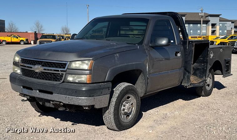 2007 Chevrolet Silverado 2500 flatbed pickup truck - ES5699