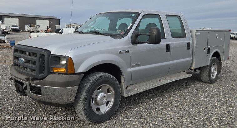 2005 Ford F350 Super Duty XL Crew Cab utility bed pickup truck - ET1123