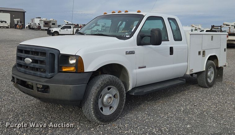 2007 Ford F250 Super Duty XL Ext. Cab utility bed pickup truck - ET1131