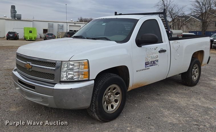 2013 Chevrolet Silverado 1500 pickup truck - ET1199