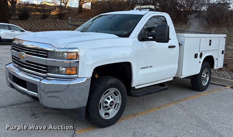 2015 Chevrolet Silverado utility bed pickup truck - FB3472