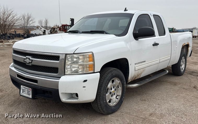 2011 Chevrolet Silverado 1500 Ext. Cab pickup truck - FG2635