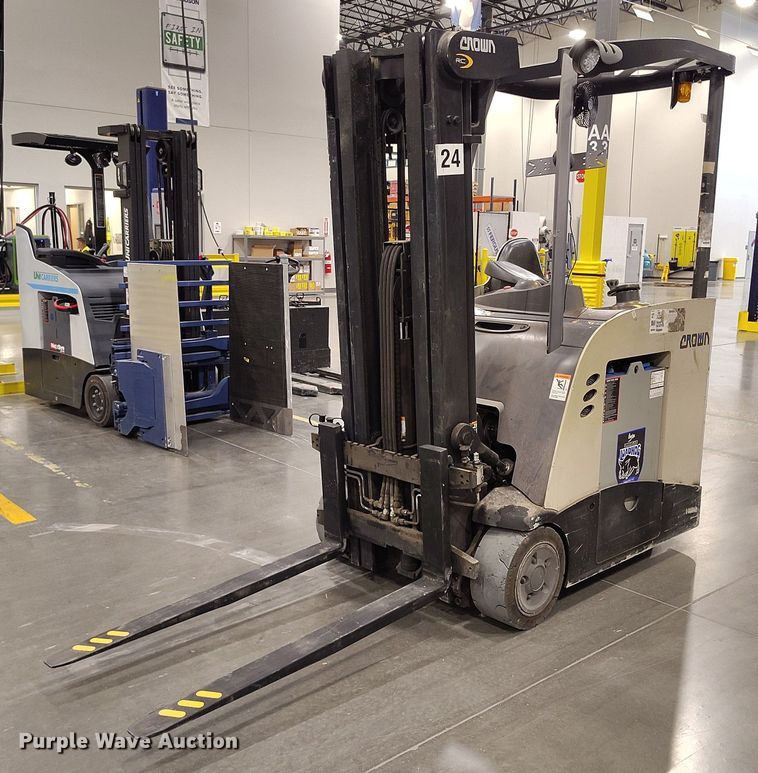 2017 Crown RC5545-40 forklift - IH9416