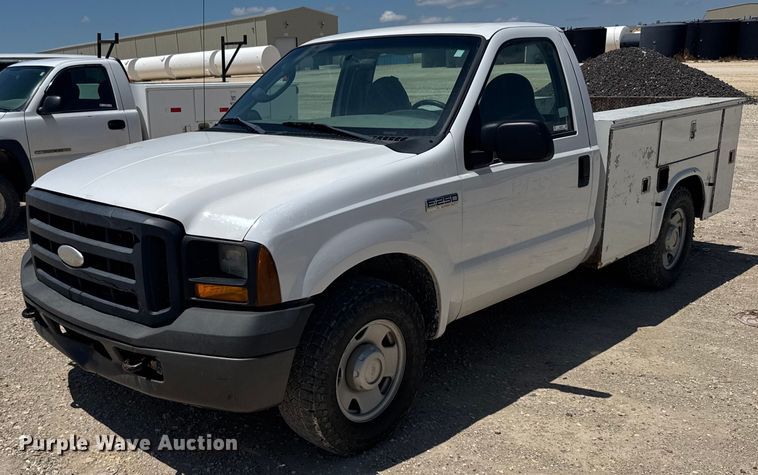 2007 Ford F250 Super Duty utility bed pickup truck - NE9843