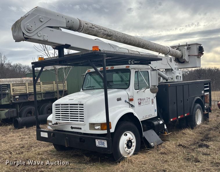 1999 International 4700 bucket truck - OE9301