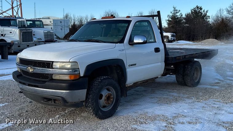 2001 Chevrolet Silverado 3500 flatbed pickup truck - OE9513