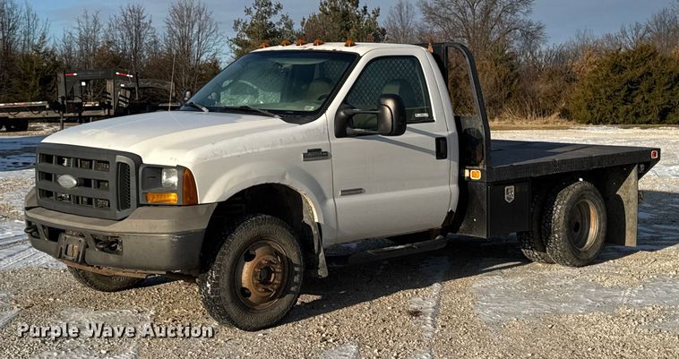 2005 Ford F350 Super Duty flatbed pickup truck - OE9515