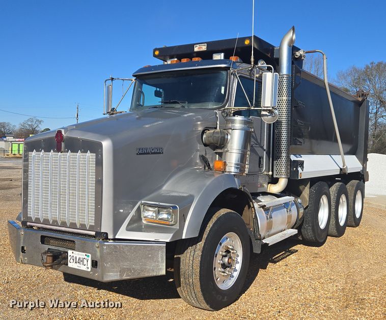 2015 Kenworth T800 dump truck - DU2695