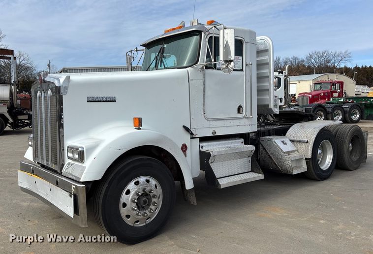 2001 Kenworth W900 semi truck - DU6953