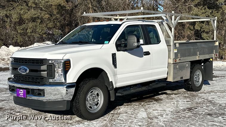 2018 Ford F350 Super Duty Ext. Cab flatbed pickup truck - DW4418