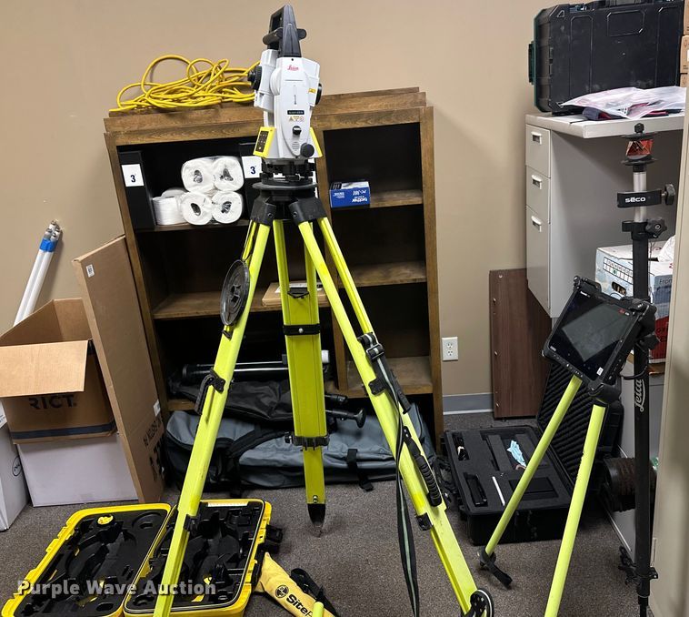 Leica Total Station R500 surveying equipment - DW4481