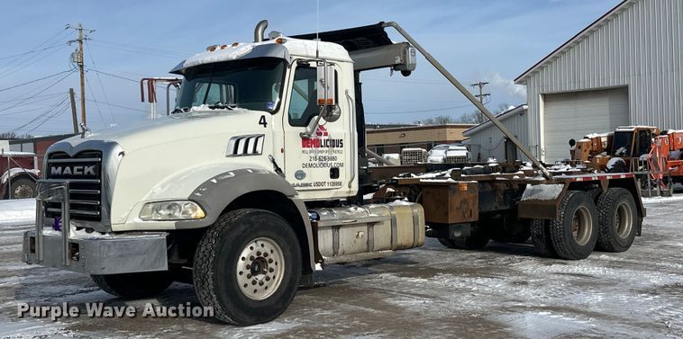 2013 Mack GU813 hook lift truck - DW4498