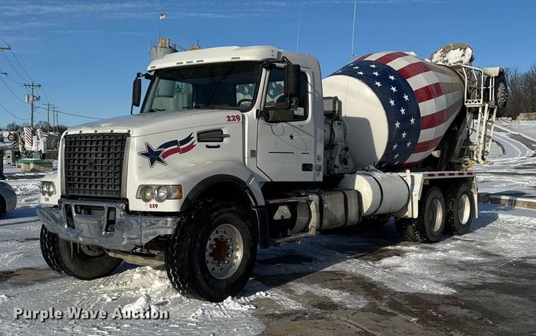 2012 Volvo Truck VHD ready mix truck - EA2296
