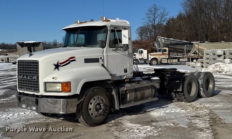 2000 Mack CH613 semi truck - EA2301