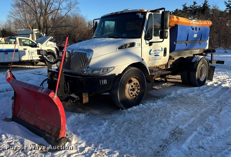 2005 International 4300 spreader truck - EF2366