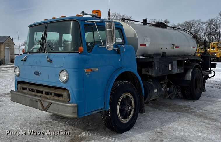 1985 Ford C8000 oil distributor truck - EF2368