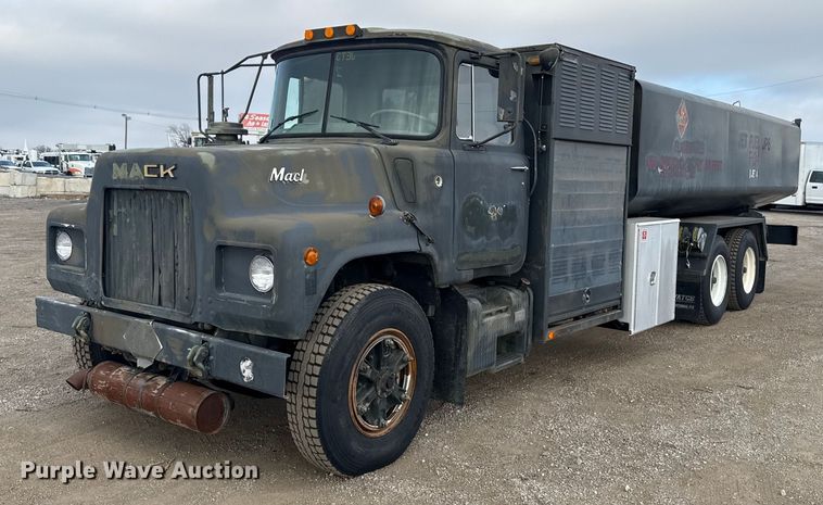 1983 Mack DM492S fuel / lube truck - EG1834