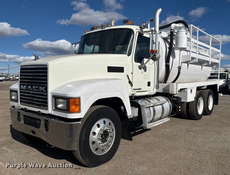 2011 Mack CHU613 vacuum truck - EG1988